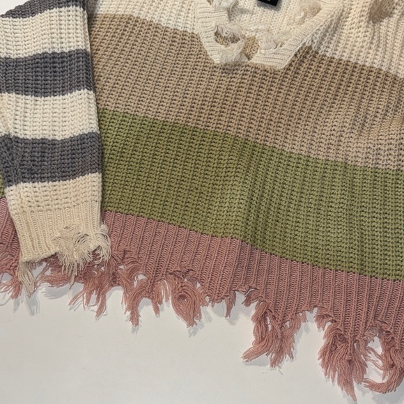 Chicwish Women's Frayed‎ Hem V-Neck Sweater - Cream, Gray, Green, Pink - Picture 3 of 4